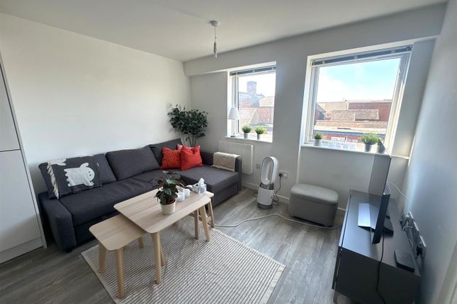 1 bed property, in Eastgate Street, £120,000