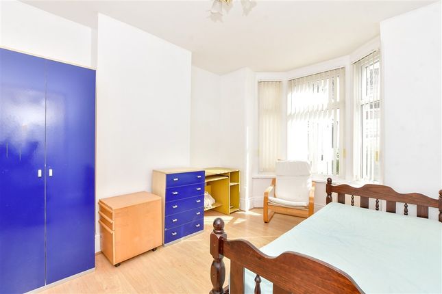 2 bed property, in Ventnor Road, £230,000