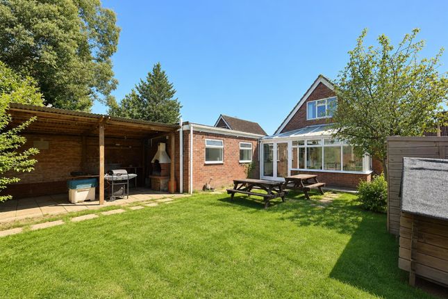 5 bed property, in Heath Close, £385,000