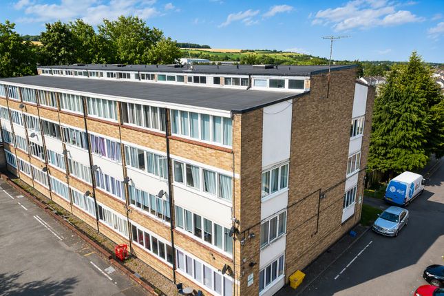 Studio, in Dunstable Road, £100,000