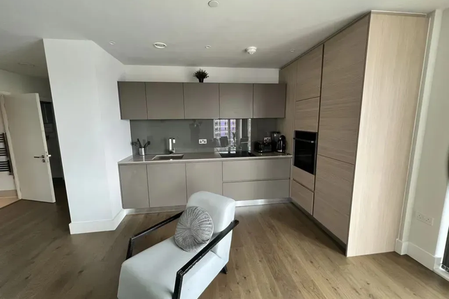 2 bed property, in Kidbrooke Park Road, £495,000