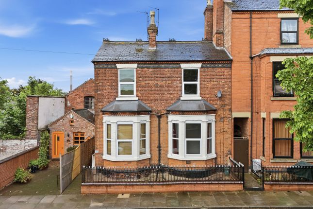 3 bed property, in Victoria Avenue, £250,000