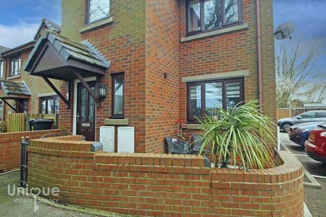 3 bed property, in Hill Croft, £170,000