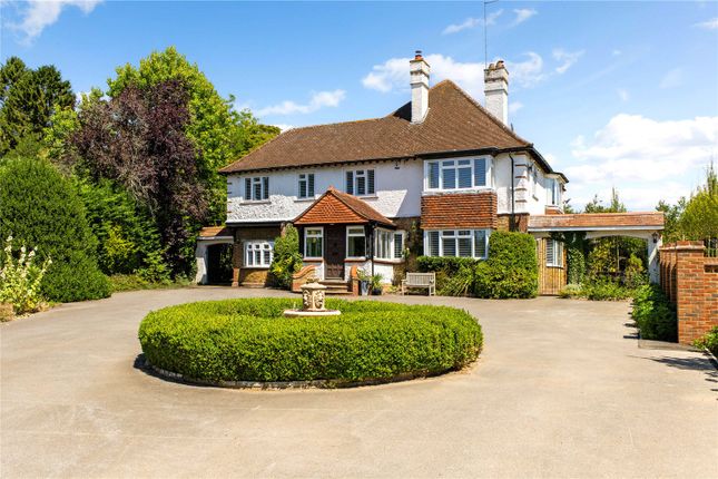 6 bed property, in Piccotts End, £1,595,000