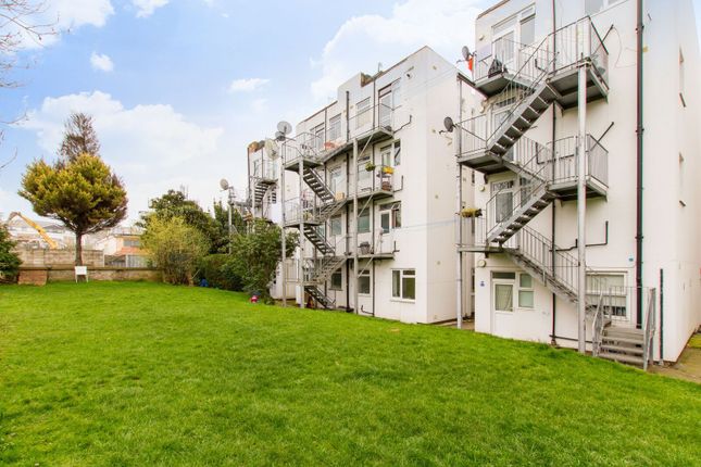 2 bed property, in Wood Street, £240,000