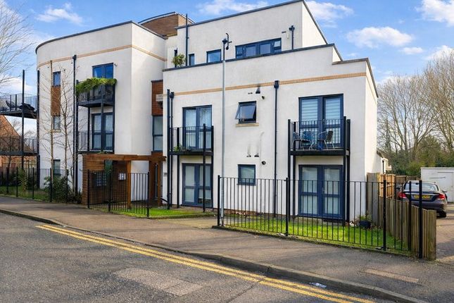 1 bed property, in Chandos Parade, £220,000