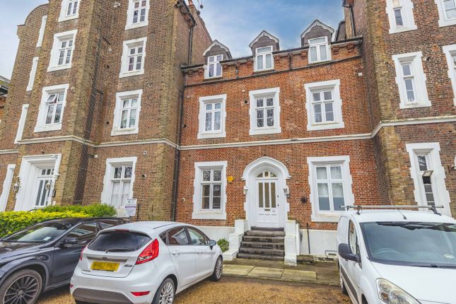 2 bed property, in Upton Park, £165,000