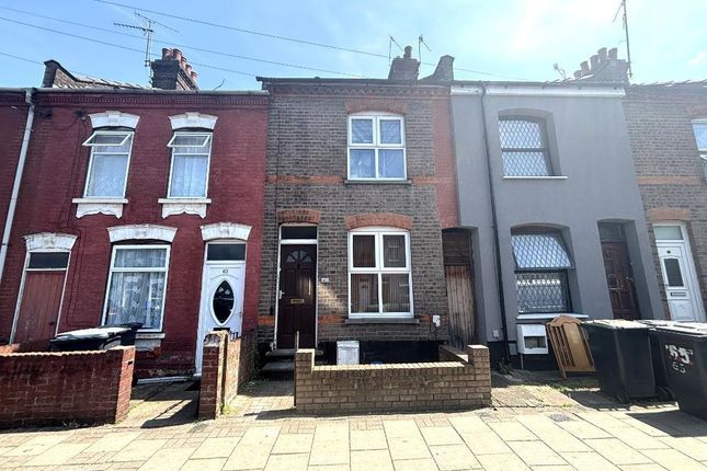 2 bed property, in Oak Road, £235,000