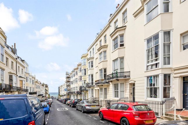 2 bed property, in Waterloo Street, £275,000
