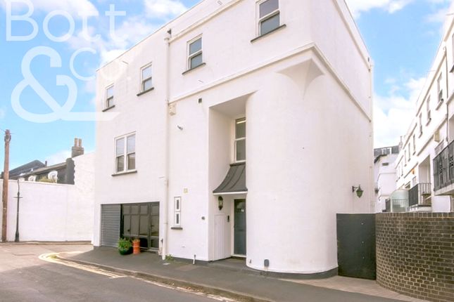 4 bed property, in Rock Grove, £525,000