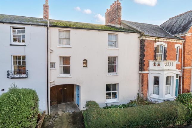 5 bed property, in St. Andrews Road, £430,000