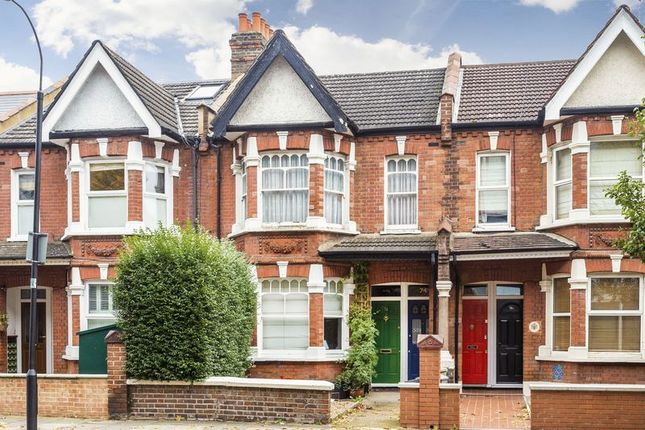 2 bed property, in Larden Road, £495,000