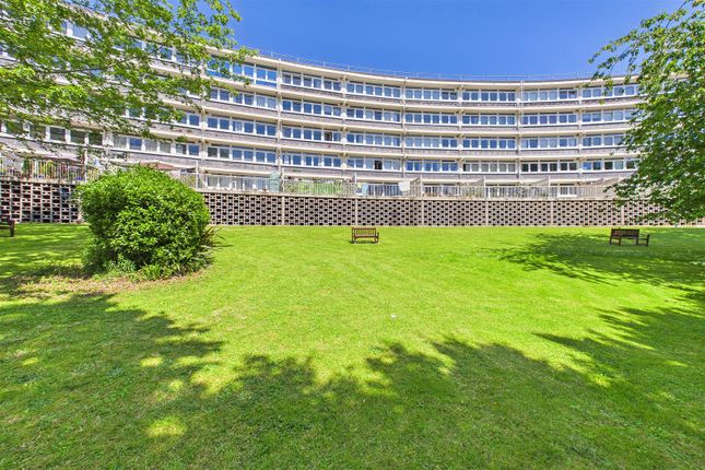 2 bed property, in Chapel Hill, £134,950