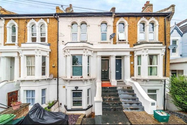 2 bed property, in Mosslea Road, £375,000