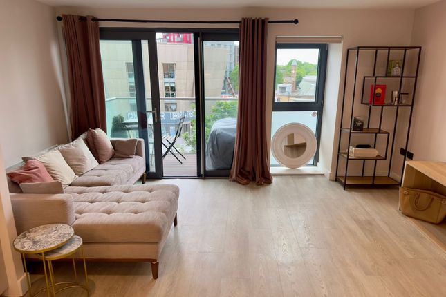 1 bed property, in Surrey Quays Road, £475,000