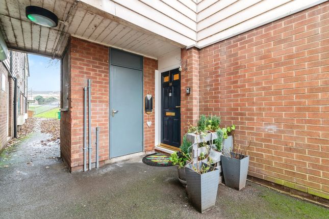 2 bed property, in Wyton Close, £90,000