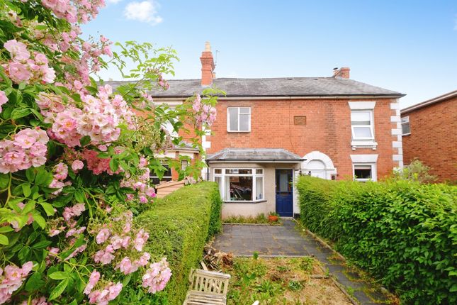 2 bed property, in Hampton Street, £205,000