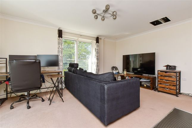 1 bed property, in Buffers Lane, £170,000