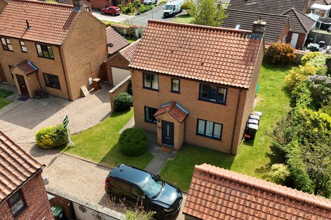 3 bed property, in Fosters Close, £300,000