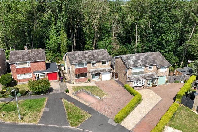 4 bed property, in Oxford Close, £400,000