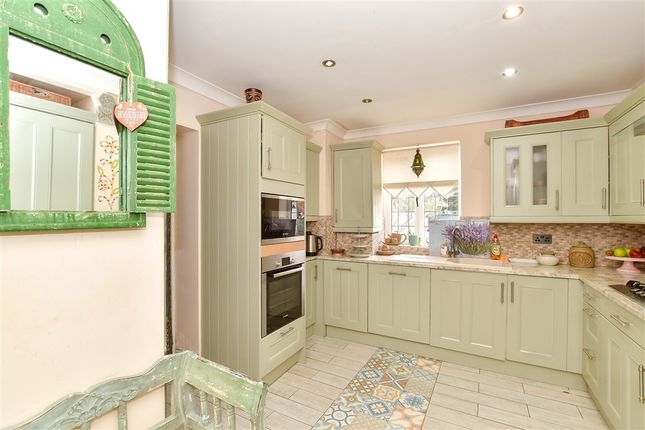 3 bed property, in Hind Close, £475,000