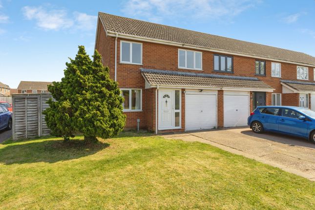 3 bed property, in Pine Court, £240,000
