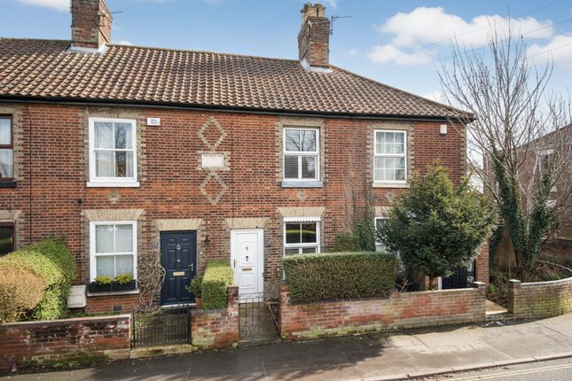 2 bed property, in City Road, £240,000
