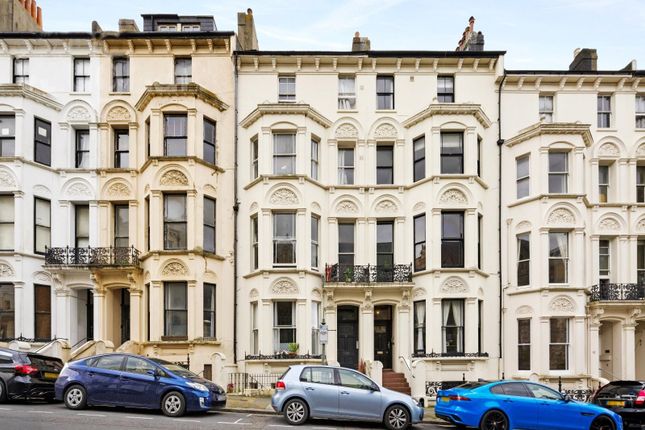 1 bed property, in Cambridge Road, £275,000