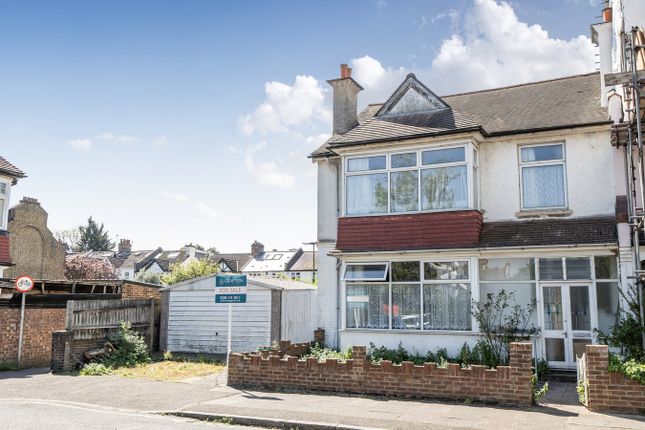 4 bed property, in Queens Road, £950,000