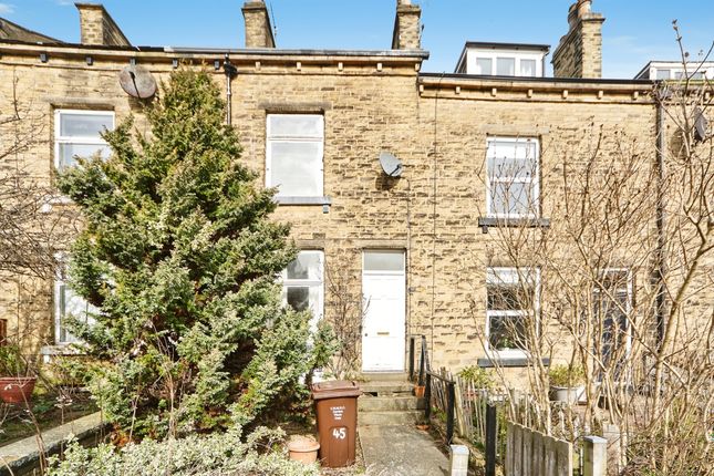 3 bed property, in Alexandra Road, £190,000