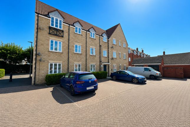 2 bed property, in Hawks Rise, £140,000