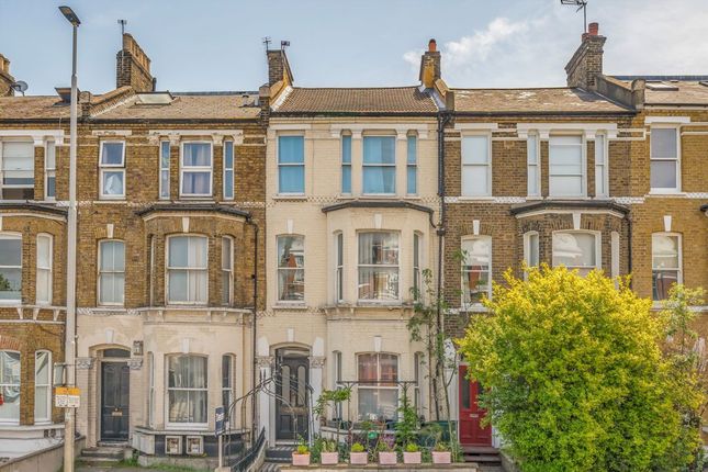 3 bed property, in Wandsworth Road, £675,000