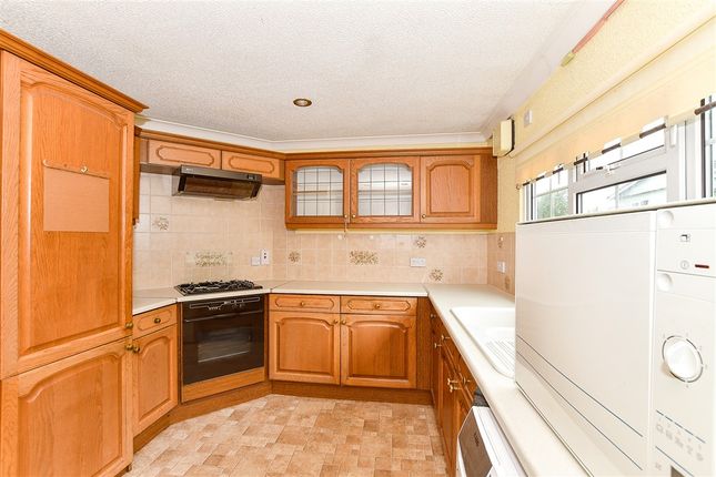 2 bed property, in Charing, £120,000