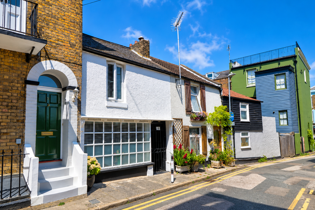 2 bed property, in Spencer Street, £300,000