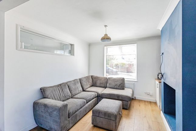 2 bed property, in Cromwell Road, £195,000