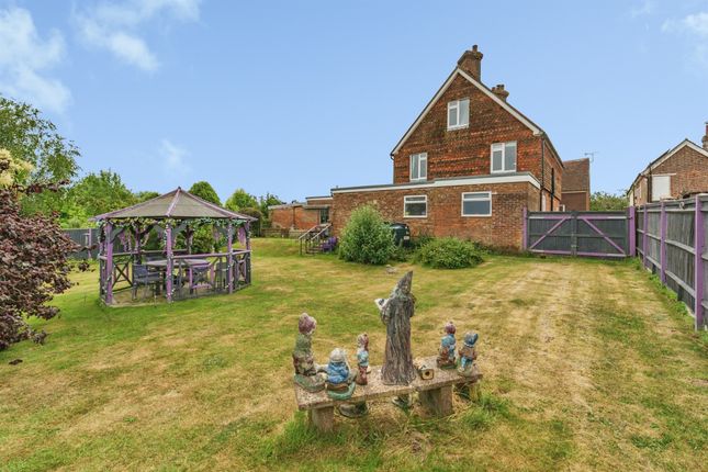 5 bed property, in Windmill Hill, £635,000