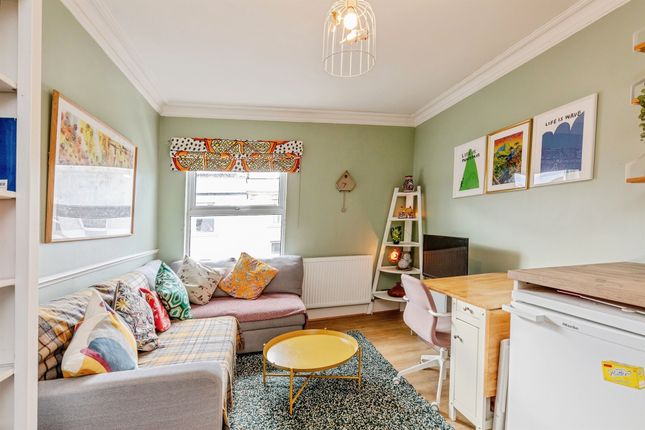 2 bed property, in Brigstocke Road, £220,000