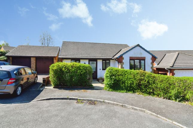 2 bed property, in Shamwickshire Close, £270,000