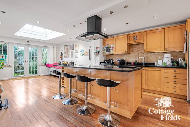 4 bed property, in Oak Avenue, £636,000