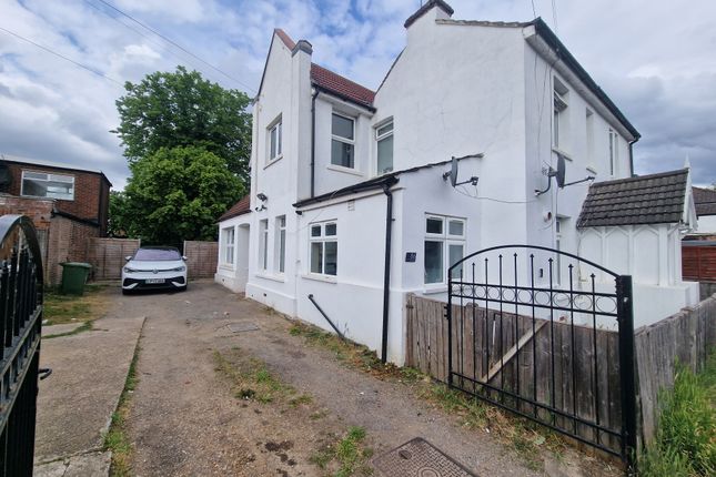 1 bed property, in Peel Road, £225,000