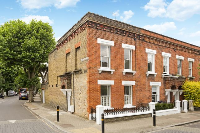 3 bed property, in Tyneham Road, £650,000