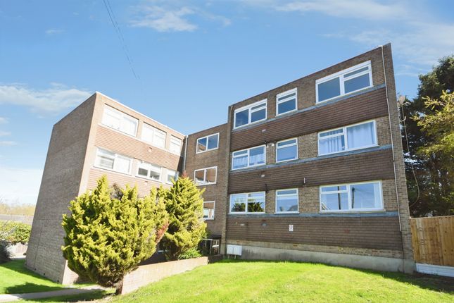 2 bed property, in Tern Way, £270,000