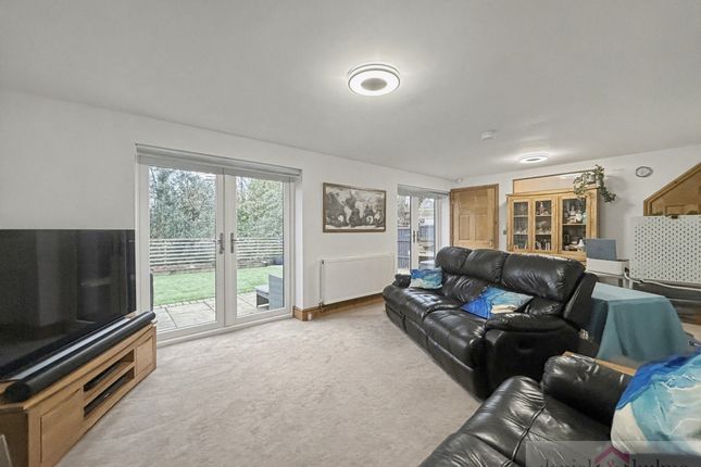 4 bed property, in Meadow Close, £385,000