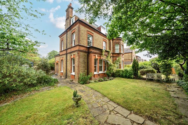 3 bed property, in The Park, £725,000