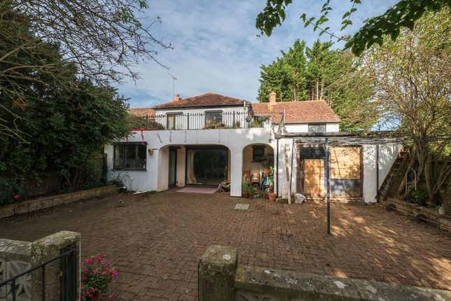4 bed property, in Twyford, £525,000