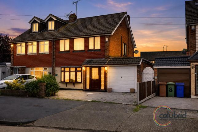 3 bed property, in Hall Close, £425,000