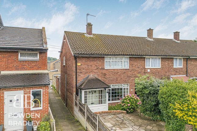 2 bed property, in New North Road, £375,000
