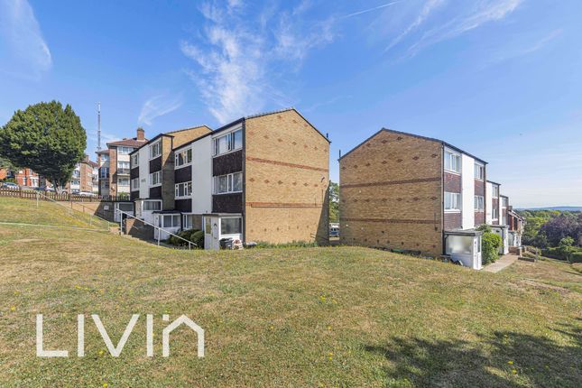 2 bed property, in Howden Court, £350,000