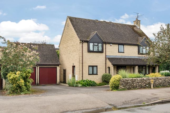 5 bed property, in Four Acres View, £625,000