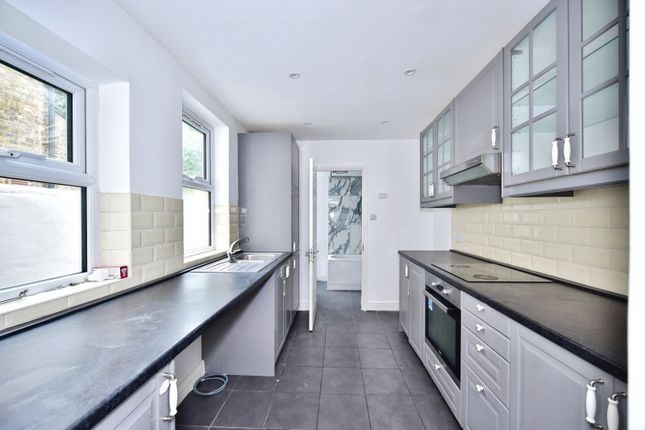 3 bed property, in Sheals Crescent, £320,000